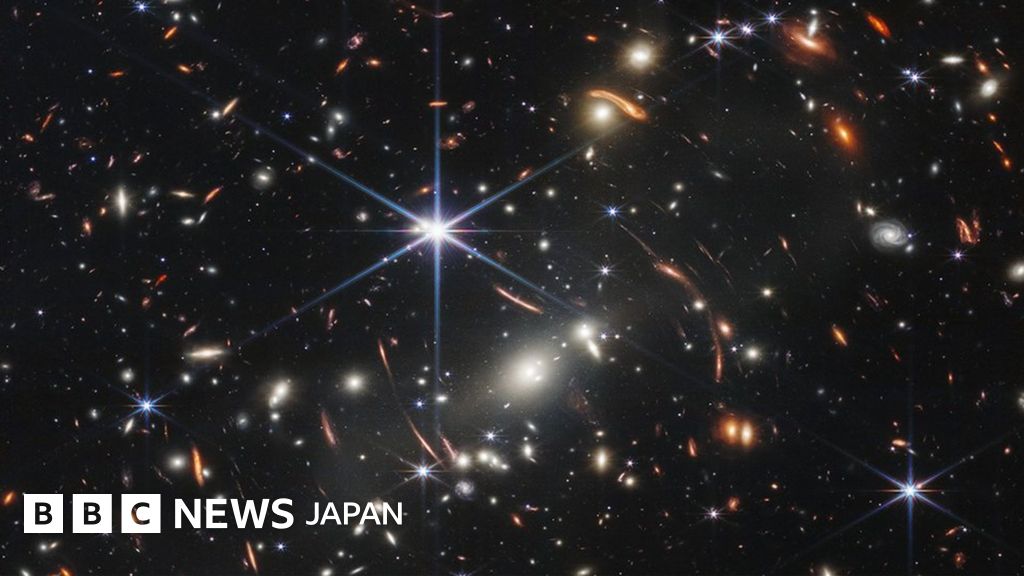 初期宇宙の鮮やかな輝き撮影 ジェイムズ・ウェッブ宇宙望遠鏡 - BBC
