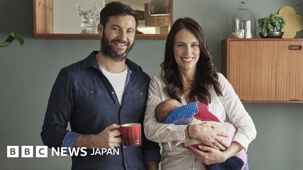 ニュージーランド首相、パートナーと婚約 左手に指輪 BBCニュース