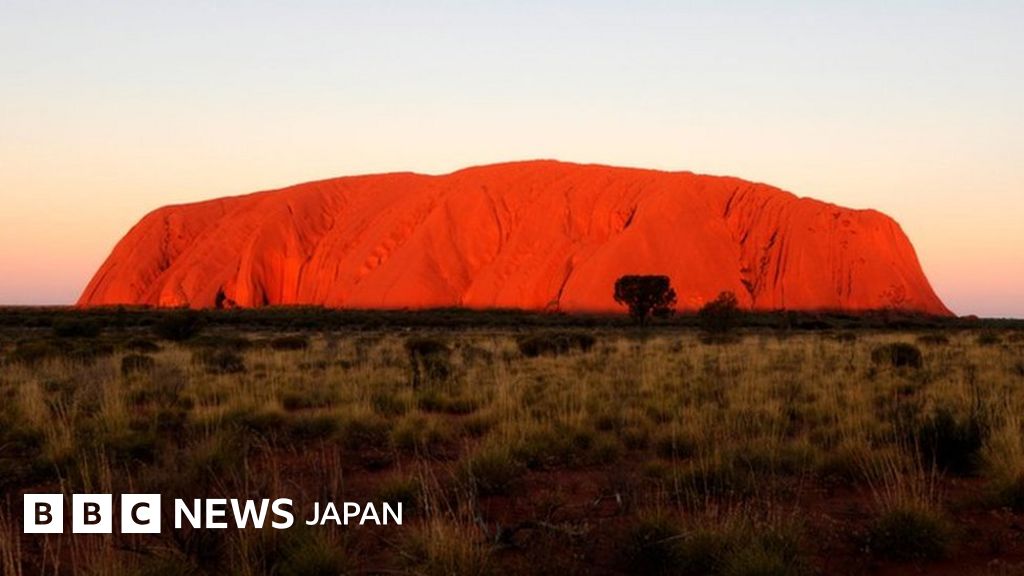 豪ウルルで日本人観光客が死亡 登山中に Bbcニュース