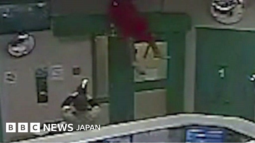 刑務所を脱走しようと天井に上ったが……強度が - BBCニュース