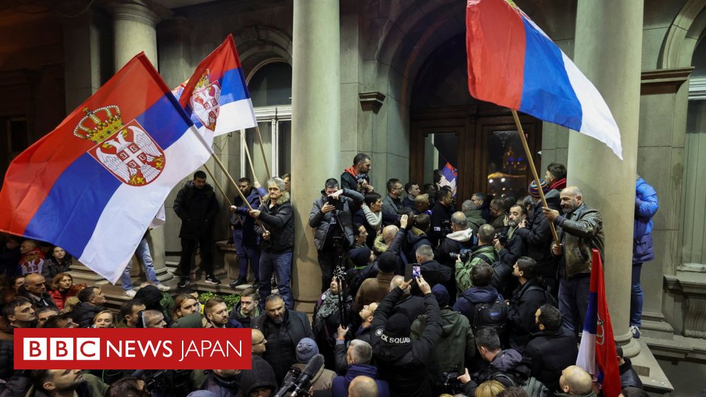 セルビア野党支持者ら、首都で市庁舎への侵入試みる 議会選の結果に抗議 BBCニュース