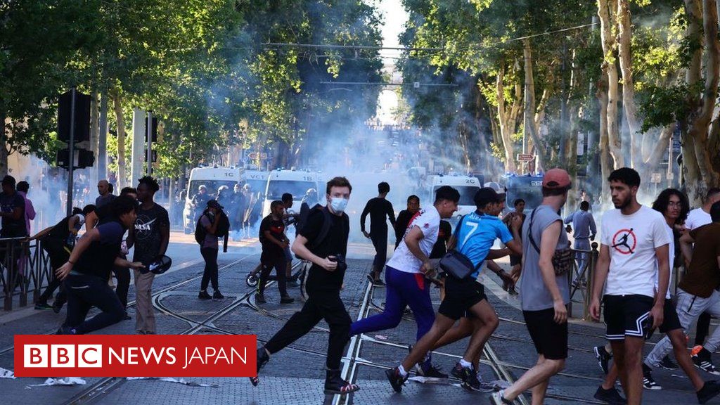 フランス南部マルセイユで衝突と催涙ガス　警察による少年射殺に抗議続く - BBCニュース