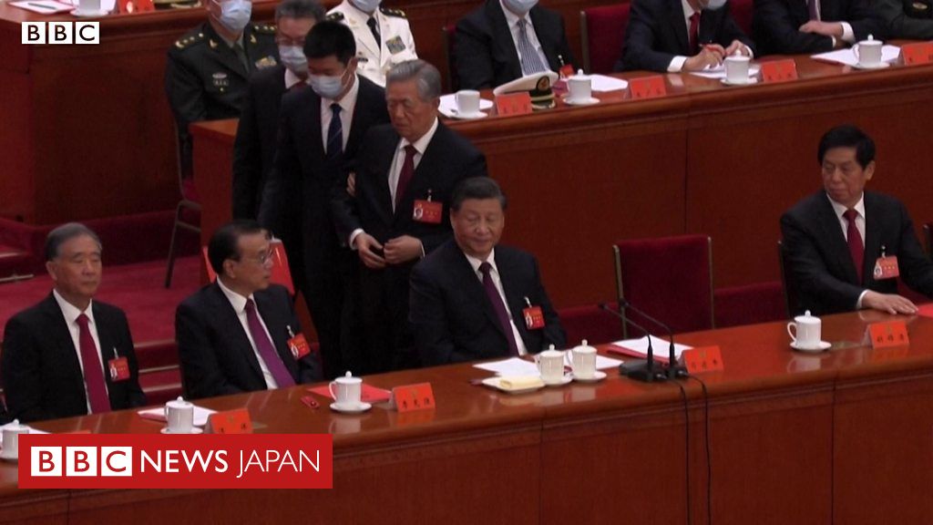 関係者に腕をつかまれ……胡錦濤前国家主席が途中退席　中国共産党大会閉幕式