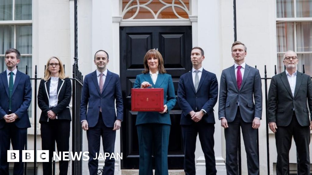 英秋季予算案で260億ポンドの増税、野党は「約束破った」と財務相を