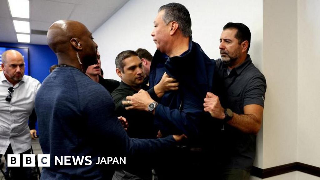 米国土安全保障長官の会見で上院議員、強制退場させられ手錠かけられる