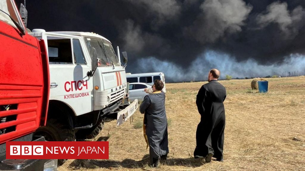 ウクライナの攻撃でロシア石油施設の延焼続く、ロシアの司祭が消防車に聖水 - BBCニュース