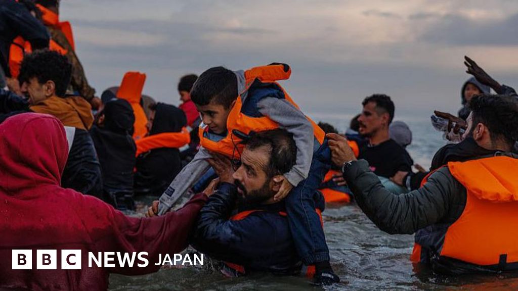 BBC.comのニュース記事「英仏海峡渡る移民、フランスとの新合意の発効後も11日間で数千人に」の画像