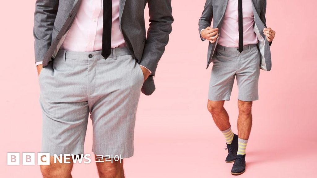 정장 스타일의 회색 반바지를 입은 남성