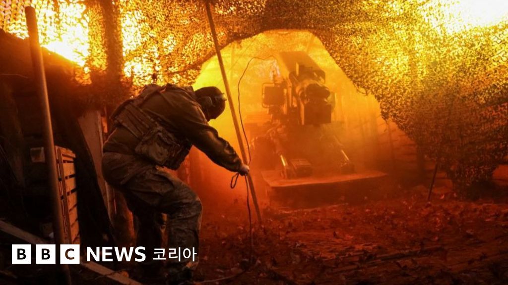 최전선의 우크라이나 군인이 러시아군을 향해 자주포를 발사하는 모습