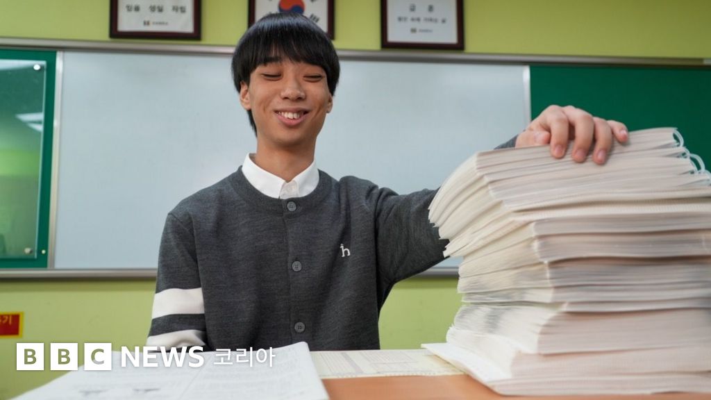 점역 시험지와 일반 시험지가 나란히 놓인 책상 사진