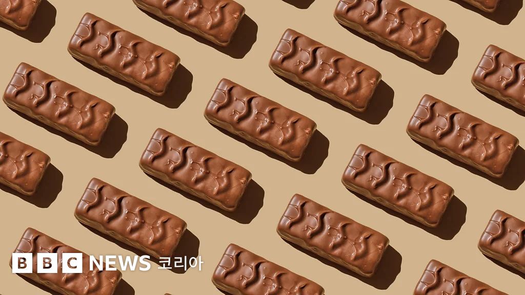 대량생산된 초콜릿을 위에서 아래로 내려찍은 사진