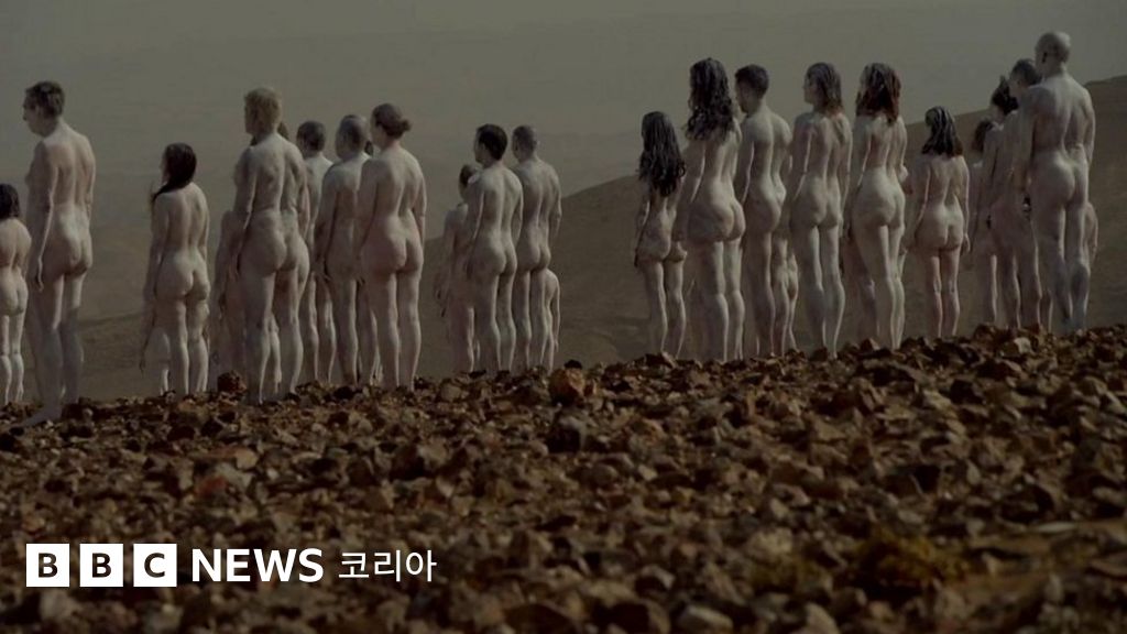 환경: 200여 명이 사해에서 '집단 누드' 촬영한 이유는? - BBC News 코리아