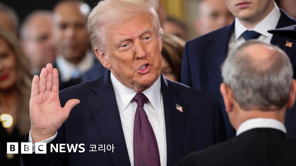 취임식 날 선서하고 있는 도널드 트럼프 대통령