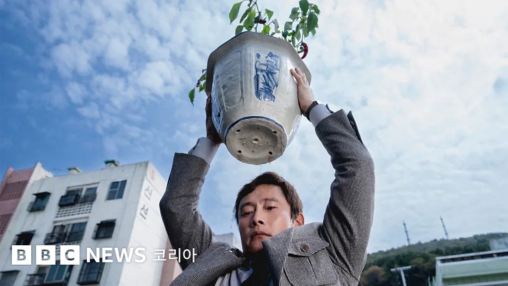 박찬욱: '어쩔수가없다' 영화 리뷰…"'광적으로 유쾌한' 한국의 걸작, 올해의 '기생충' 될 듯" - BBC News 코리아
