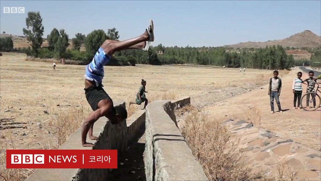 하루에 여섯 시간 거꾸로 서는 물구나무 서기의 달인 - BBC News 코리아