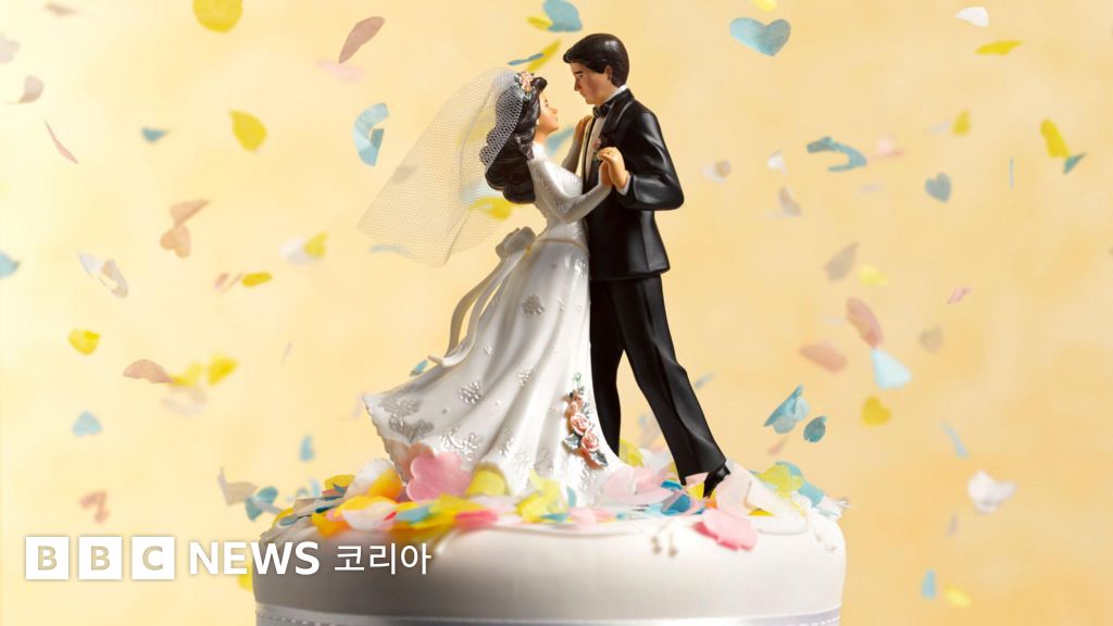 춤추는 신랑 신부 인형