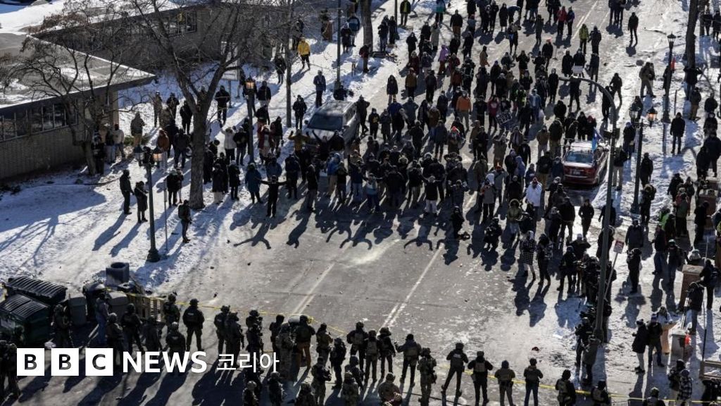 미네소타 미니애폴리스 ICE 요원과 시위대 대치 장면