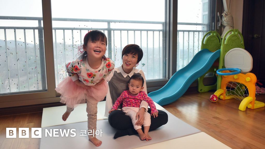 아이와 놀아주는 엄마