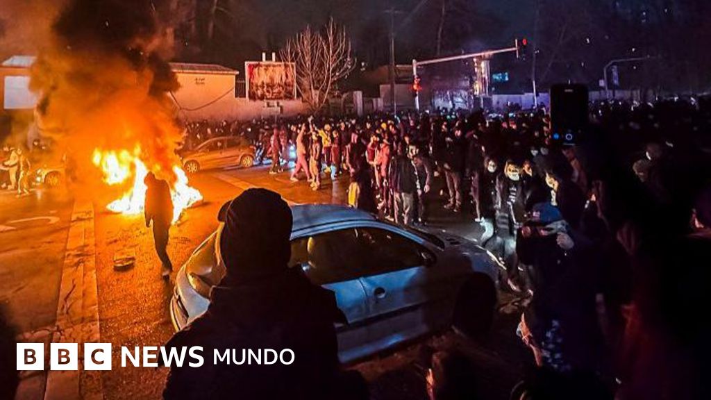 トランプ大統領、国を揺るがす抗議活動の弾圧で数百人が死亡したことを受け、イランに対する「非常に強力な」軍事選択肢を評価