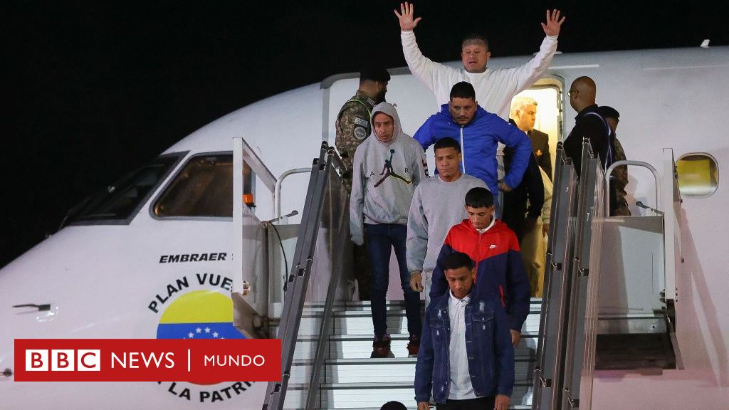 Maduro habla de un "primer paso por una agenda de entendimiento" entre Venezuela y EE.UU. al recibir los primeros vuelos de migrantes deportados