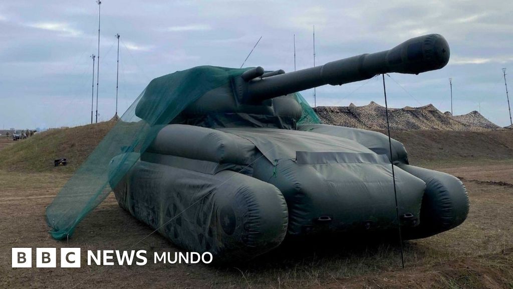 Tanques inflables y artillería empaquetada: así es la "guerra de utilería" con la que Ucrania intenta engañar a las fuerzas rusas