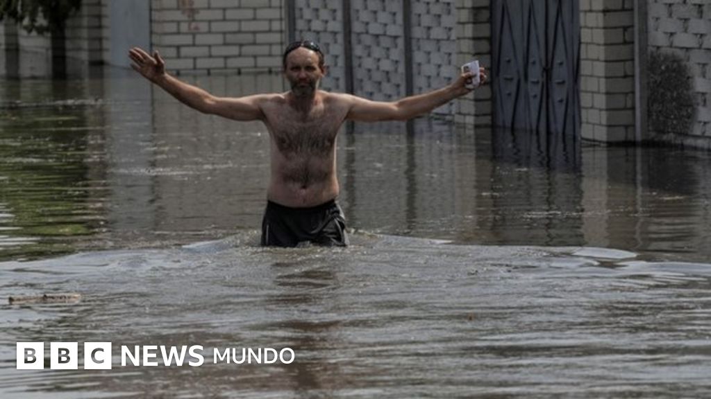 "Está llegando más y más agua cada hora que pasa": las personas que huyen de las inundaciones provocadas por la destrucción de una represa en Ucrania