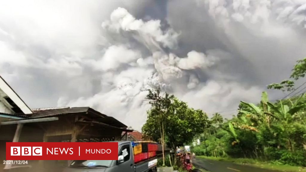 Wonderful pictures of the eruption of the Semeru volcano and the huge ash cloud that throws it