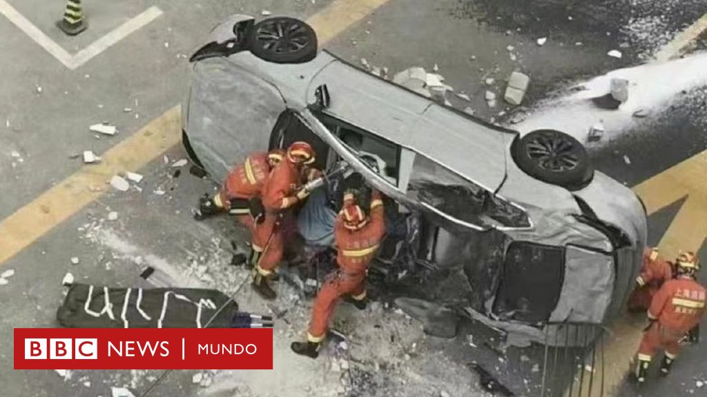 2 personas mueren tras la caída de un automóvil eléctrico desde el tercer piso de un edificio en China