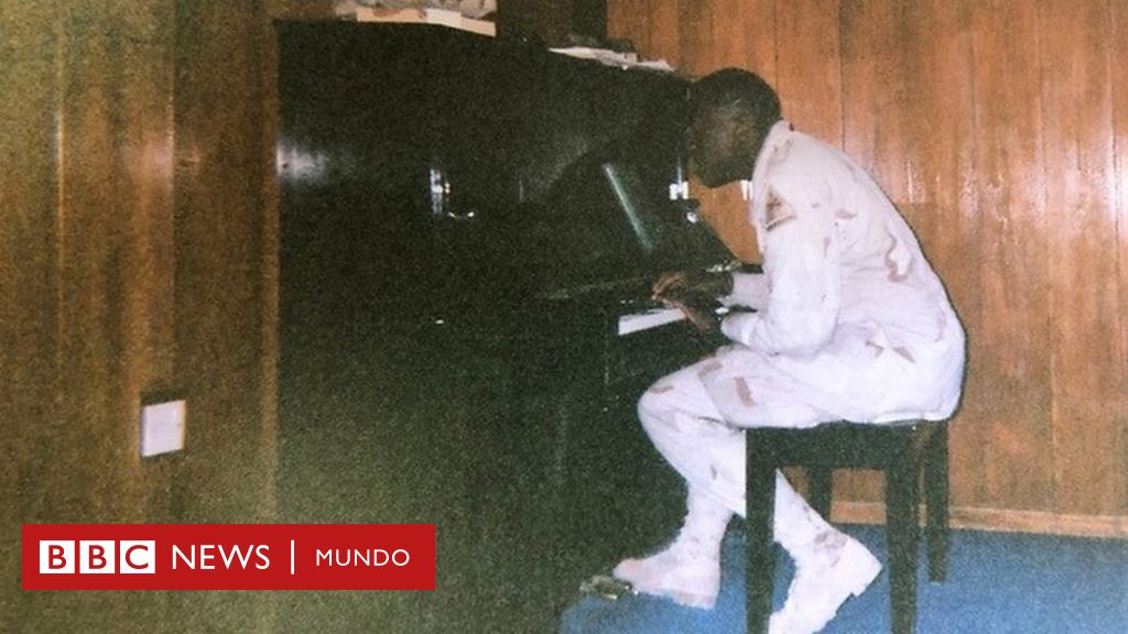 El soldado de EE.UU. que aprendió a tocar en el piano de Saddam Hussein y ahora tiene una carrera musical