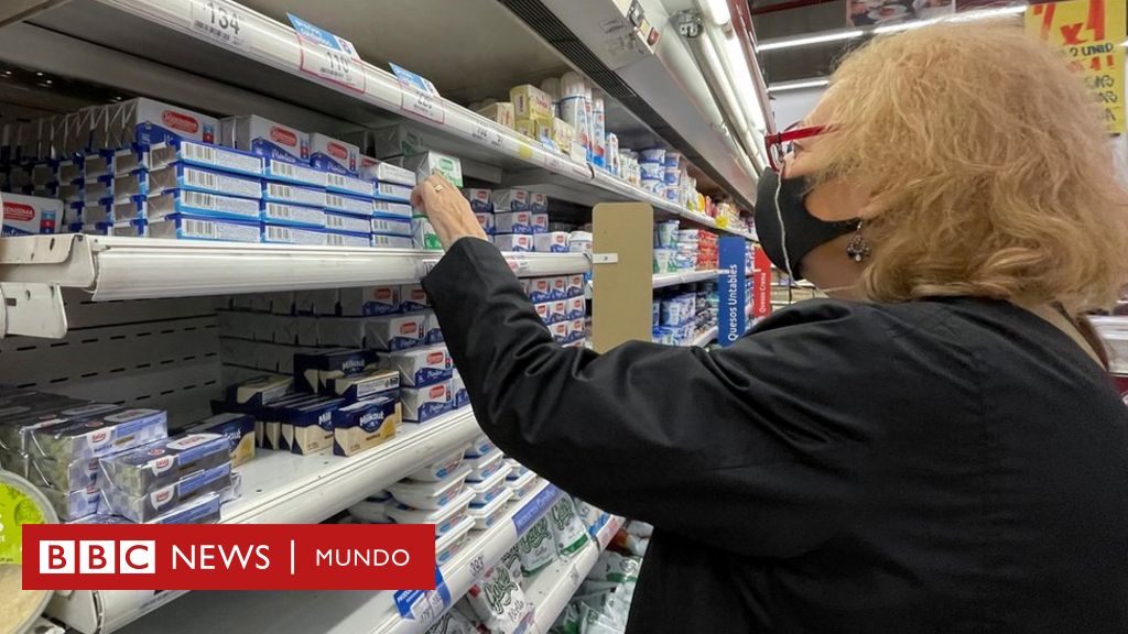 Polinizar Memoria Tiranía Por qué muchos argentinos están gastando su dinero para "ahorrar" - BBC  News Mundo