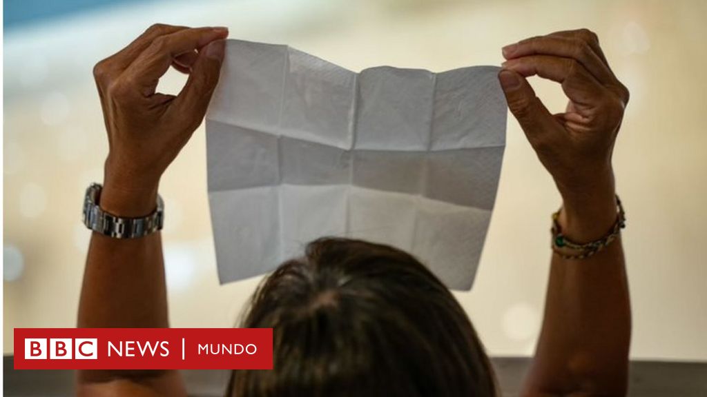 Por qué los carteles en blanco se han convertido en una forma de protesta en Reino Unido tras la muerte de Isabel II