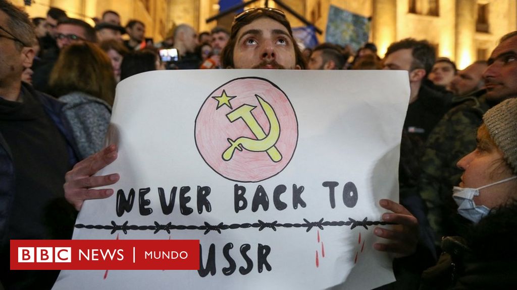 "Abajo la ley rusa": las masivas protestas en Georgia contra una legislación que muchos consideran sigue el modelo de Putin