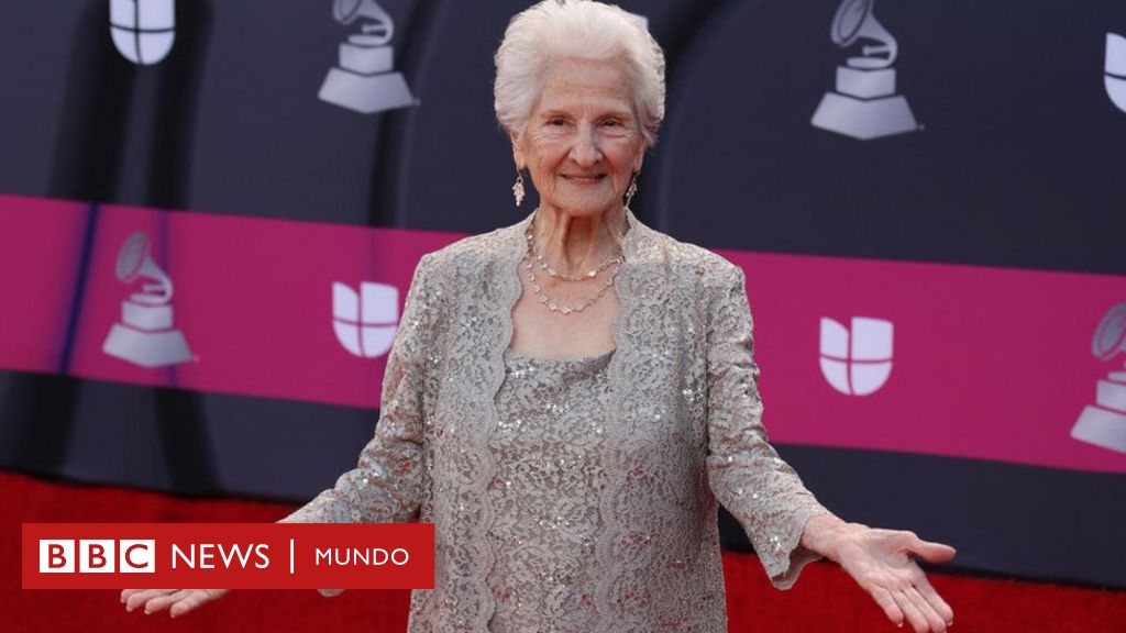 Quién es Ángela Álvarez, la cantante cubana de 95 años que ganó el Grammy Latino a la mejor nueva artista