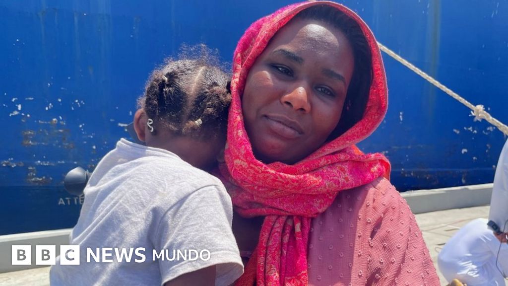 "¡Ayuden a salir a mi familia!": la desesperación y el caos en el principal puerto de Sudán por un conflicto que ya ha dejado más de 500 muertos