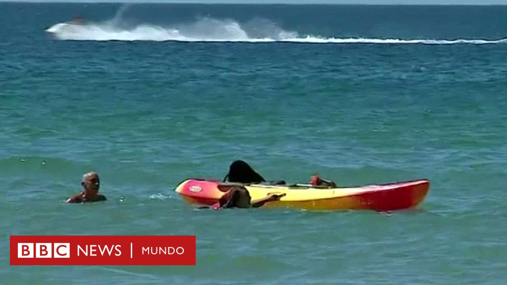 A imagem que mostra o presidente de Portugal ajudando duas mulheres no mar