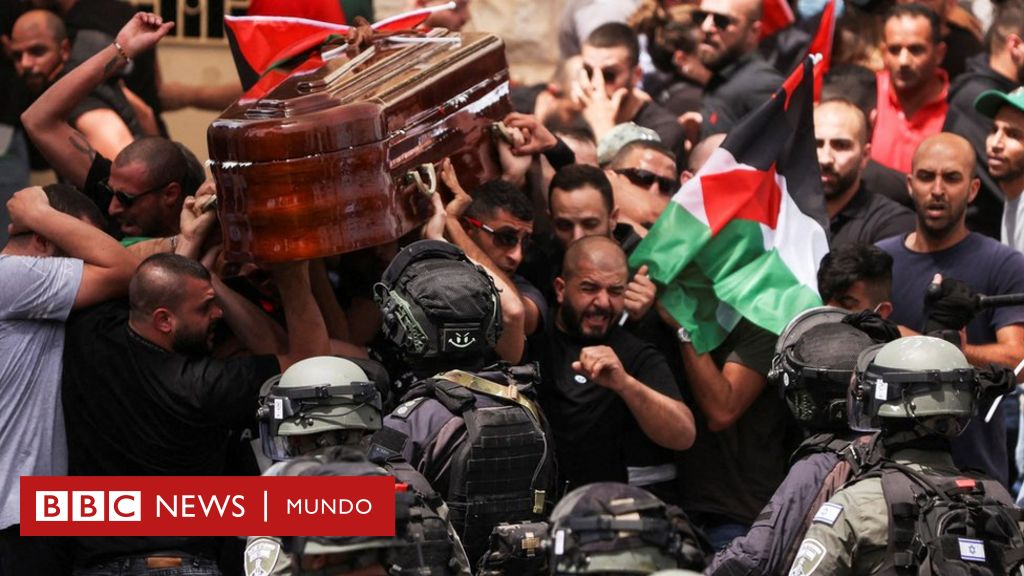 Shireen Abu Okla: Tragiczny moment pochówku palestyńskiej dziennikarki, w którym trumna spadła z powodu przemocy izraelskiej policji