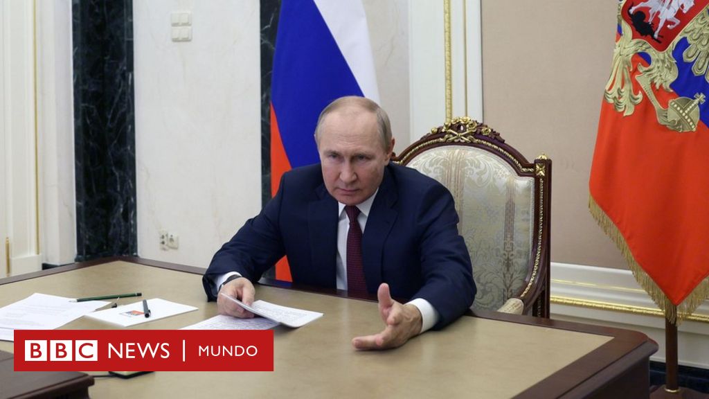 Putin podpisuje dekrety uznające niepodległość dwóch ukraińskich obwodów na kilka godzin przed ceremonią przyłączenia czterech obwodów do Rosji