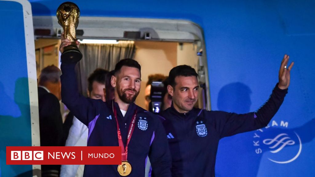 Multitudinaria bienvenida para Messi y el equipo de Argentina que ya están en Buenos Aires para celebrar el triunfo en la Copa Mundial