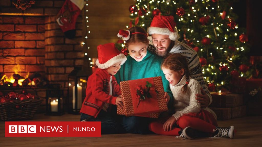 Entrega de regalos de navidad la mañana antes de navidad el hombre