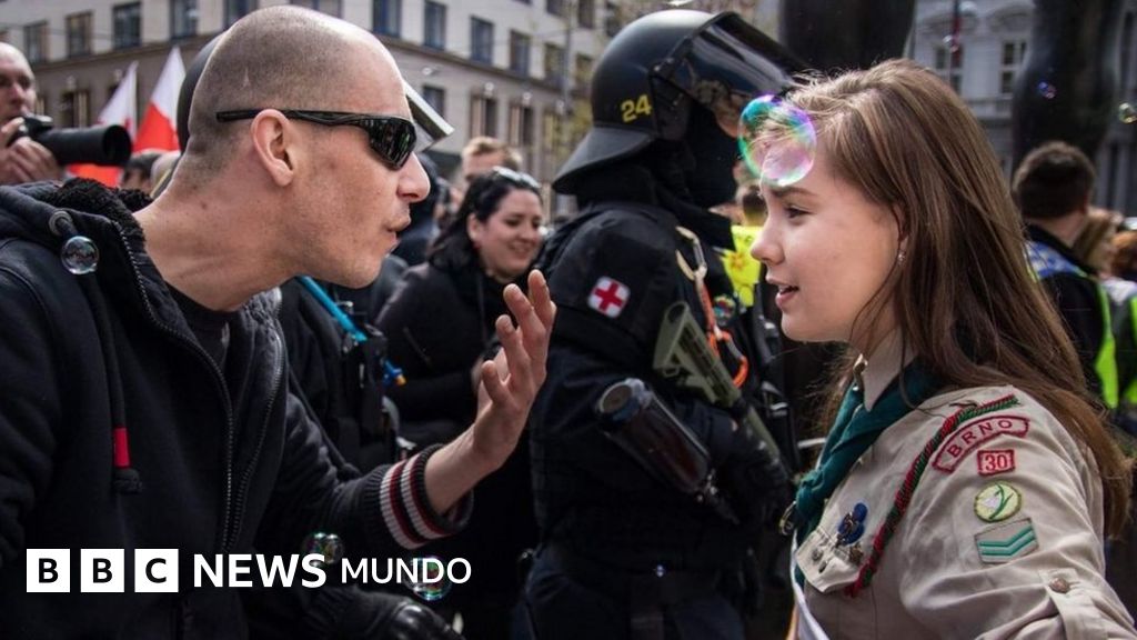 Quién es Lucie Myslikova, la joven scout que se enfrentó a un neonazi