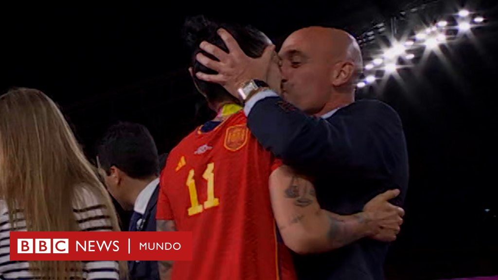 "Las disculpas no son suficientes": la polémica en España por el "inaceptable" beso en la boca del presidente de la Federación a una futbolista tras ganar el Mundial