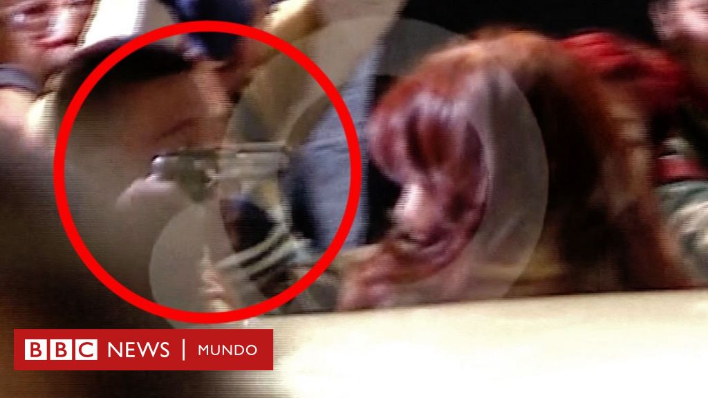 "Un intento de magnicidio": un hombre apunta con una pistola a Cristina Kirchner cuando llegaba a su casa en Buenos Aires