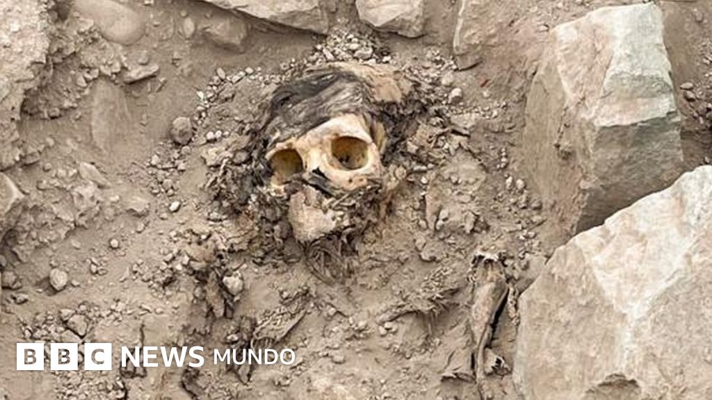 El hallazgo en Perú de una momia en medio de un monumental basurero