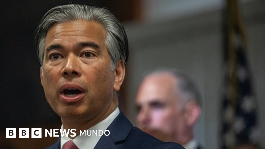 California acusa a Florida de secuestrar a un grupo de migrantes venezolanos y colombianos