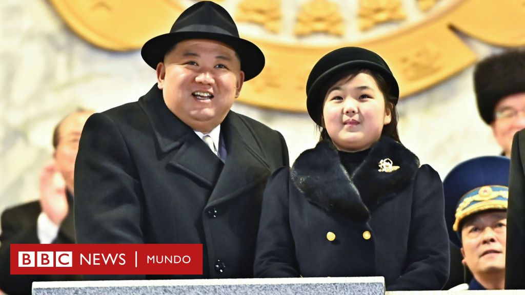 Corea del Norte hace su mayor exhibición de misiles de larga distancia en un desfile presidido por Kim Jong-un y su hija