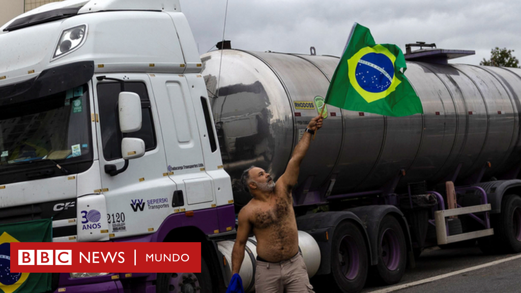 Bolsonaro les dice a los camioneros que protestan por su derrota electoral que despejen las carreteras pero alienta otras manifestaciones