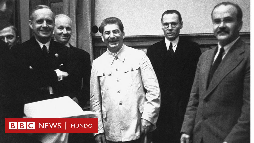 Ribbentrop-Molotow-Pakt, ein Pakt zwischen den Nazis und den Sowjets, der „halb Europa zu jahrzehntelangem Elend verurteilte“
