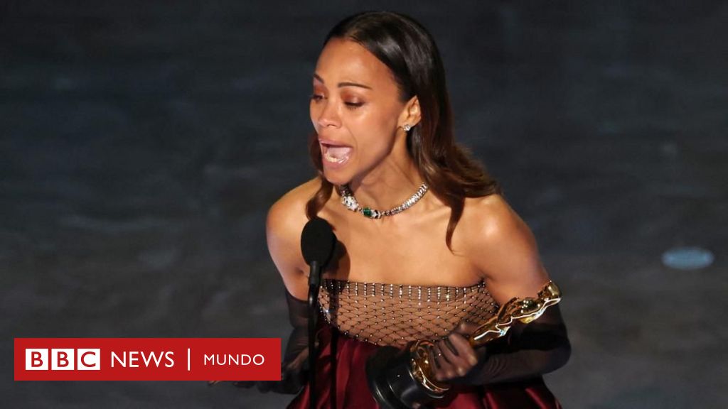 "¡Soy una orgullosa hija de migrantes!": el emotivo discurso de Zoe Saldaña al recibir el Oscar a mejor actriz de reparto por "Emilia Pérez"