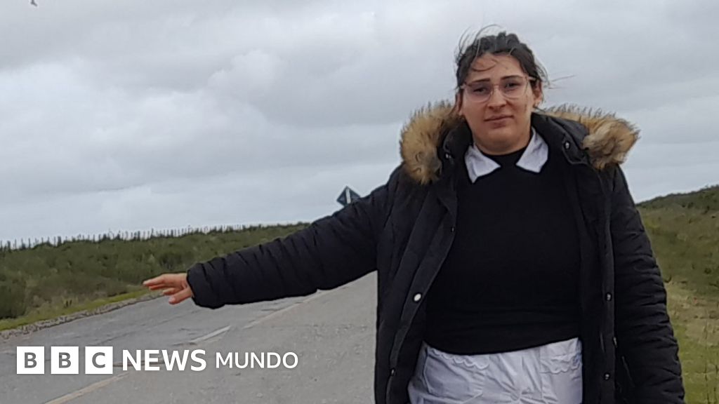 La maestra que cada día recorre 200 kilómetros haciendo autostop para dar clase a dos niños en medio del campo en Uruguay
