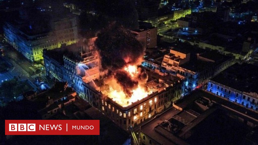 La jornada de la "toma de Lima" termina con enfrentamientos y el incendio en un edificio en el centro histórico de la capital peruana